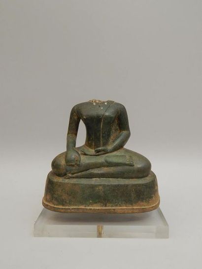 Corps de Bouddha acéphale assis exécutant...
