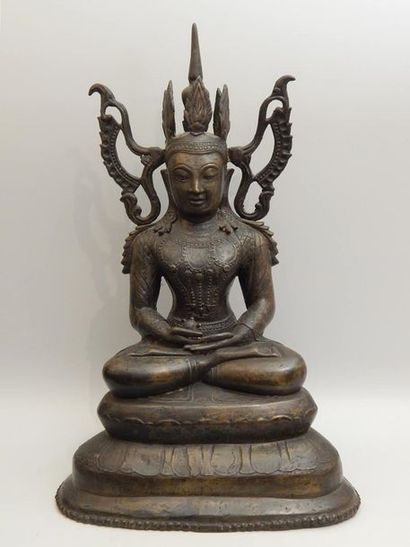 Bouddha paré et ailé, assis dans la position...