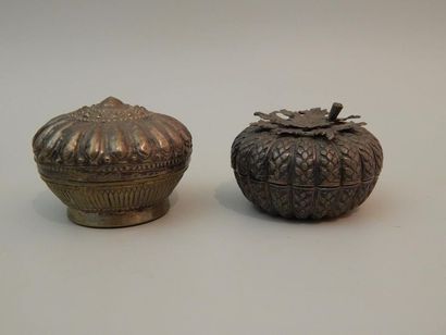 Deux boîtes en métal argentifère. Cambodge,...
