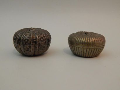 Deux boîtes en métal argentifère. Cambodge,...