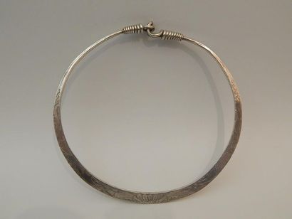 Collier en métal argentifère. Hmong, Indochine....