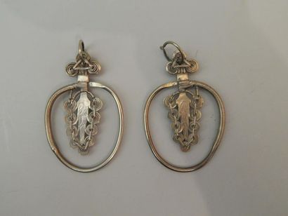Paire de boucles d’oreilles en métal argentifère....