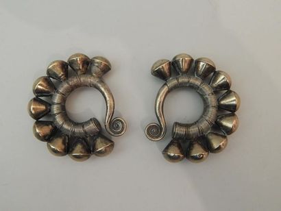Paire de boucles d’oreilles en métal argentifère....