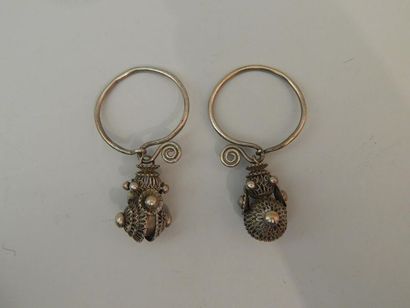 Paire de boucles d’oreilles en métal argentifère....