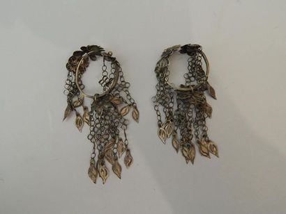 Paire de boucles d’oreilles en métal argentifère....