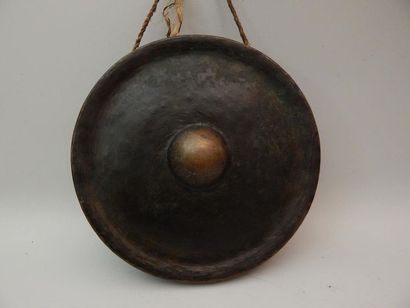 Gong en bronze. Laos, XXe siècle. D : 28.5...