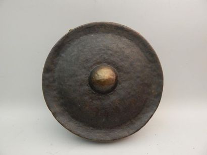 Gong en bronze. Laos, XXe siècle. D : 36...
