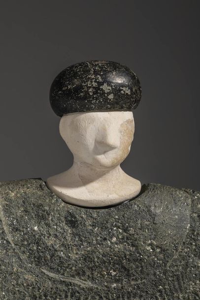 Statuette composite. 

Le personnage est...
