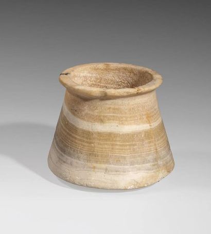 Vase en calcite rubané, évasé à la base et...