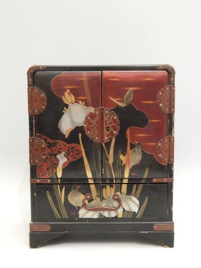 Coffret à bijoux en bois laqué à décor d’oiseaux...