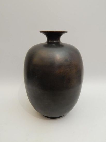 Vase ovoïde en bronze. Japon, XXe siècle....