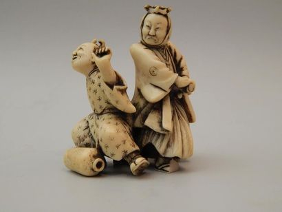 Groupe de deux personnages, en ivoire. Japon....