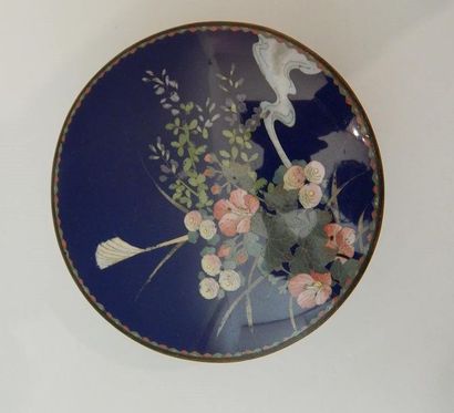 Boîte ronde en bronze et émaux cloisonnés...