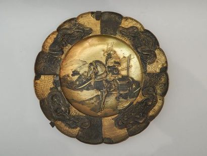 Deux assiettes en métal doré à décor de samouraï....
