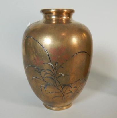 Vase en bronze doré à décor niellé de fleurs....