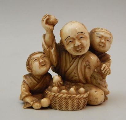 Netsuke en ivoire représentant un marchand...