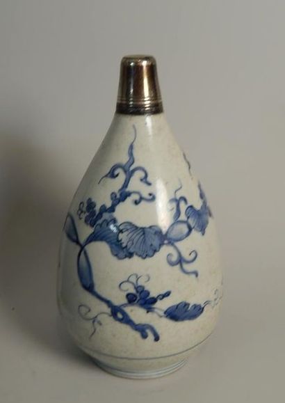 Flacon en porcelaine au bouchon fixé en métal,...