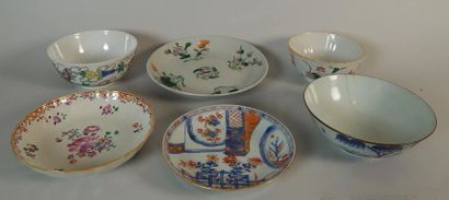 Lot comprenant : 

soucoupe ourlée en porcelaine...