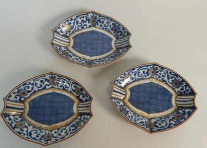 Trois coupes de forme navette en porcelaine...