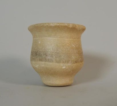Pot en calcite la panse globulaire, lèvre...