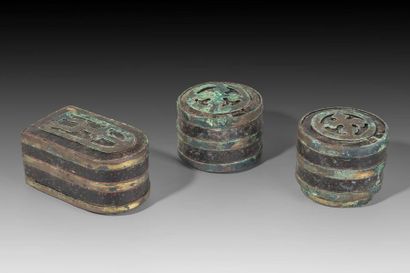 Trois boîtes couvertes en laque et bronze...