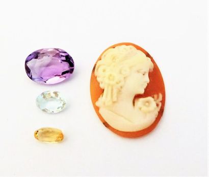 LOT composé d'une améthyste de 4 ct, 1 citrine...