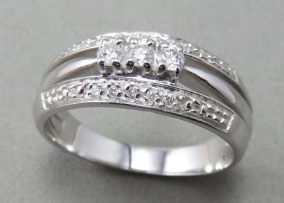 BAGUE JONC en or gris 18k (750/°°), ornée...