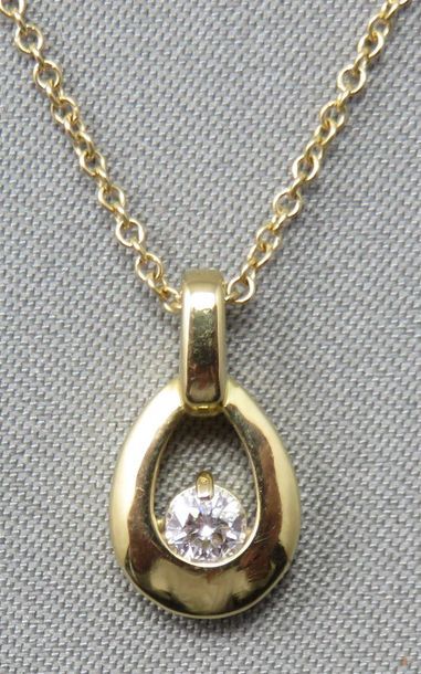 PENDENTIF en or 18k (750/°°) de forme poire...