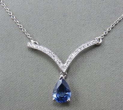 PENDENTIF en or gris 18k (750/°°), orné d'un...
