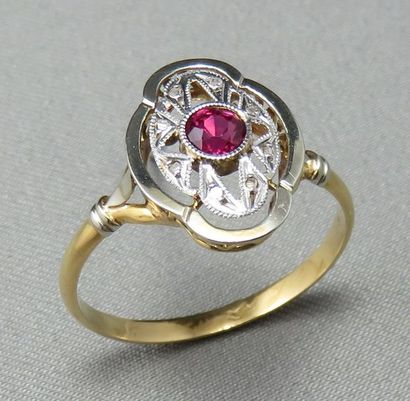 BAGUE en or 18k (750/°°) ornée de diamants...