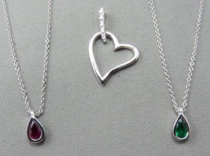 LOT comprenant 3 Pendentifs et 2 Chaînes...