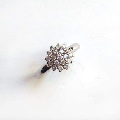 BAGUE FLEUR en or or blanc 18K (750/°°) ornée...