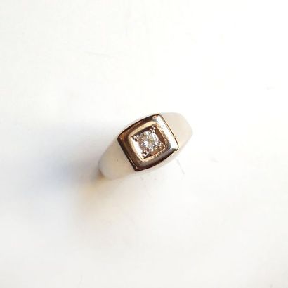 BAGUE chevalière en or gris 18K (750/°°)...
