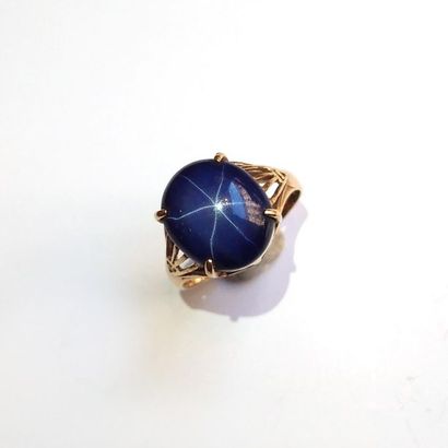BAGUE en or jaune 18K (750°/°°) ornée d'un...