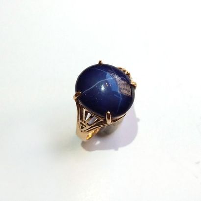 BAGUE en or jaune 18K (750°/°°) ornée d'un...
