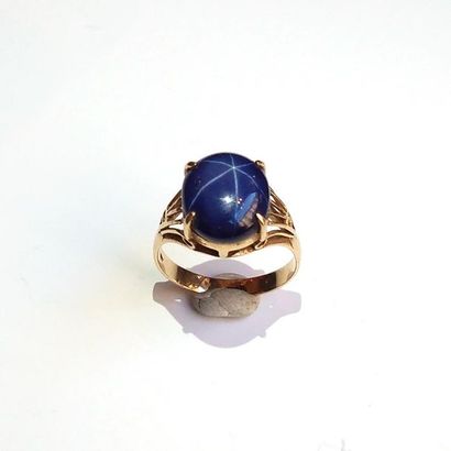 BAGUE en or jaune 18K (750°/°°) ornée d'un...