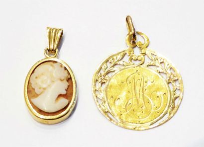 Lot de 2 MEDAILLES en or 18k (750/°°) : 1...