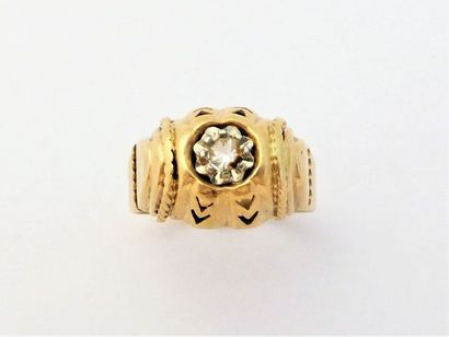 BAGUE TONNEAU en or 18K (750/°°), godronnée...