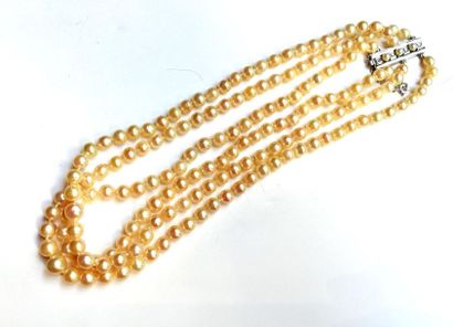 COLLIER de 3 rangs de perles, le fermoir...