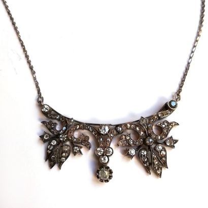 COLLIER en or gris 18K (750/°°) et son PENDENTIF...