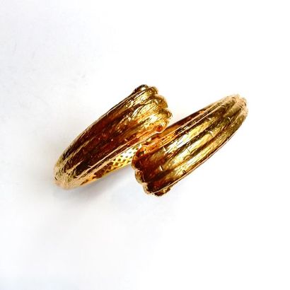 BRACELET ouvrant en argent doré (vermeil)...