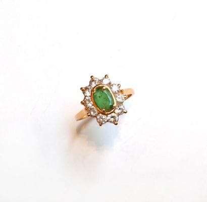 BAGUE FLEUR en or jaune 18K (750/°°) centrée...