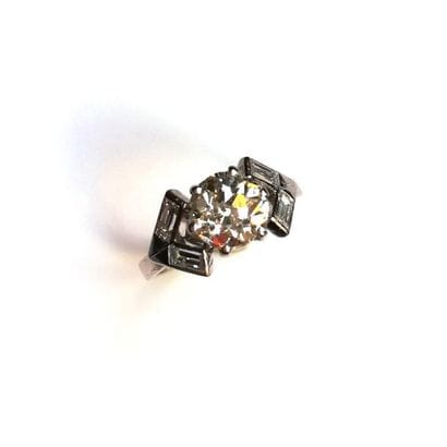 BAGUE SOLITAIRE en platine ornée au centre...