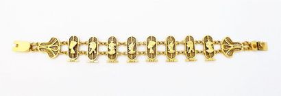 BRACELET en or 18K (750/°°), orné de cartouches...