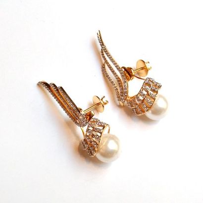 PAIRE DE BOUCLES D'OREILLE en or jaune 18K...