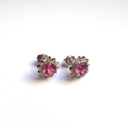 PAIRE DE PUCES D'OREILLE en or gris 18K (750/°°)...