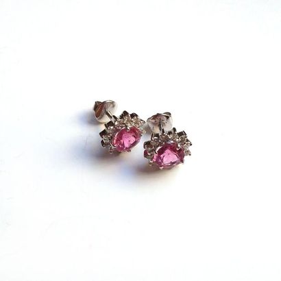 PAIRE DE PUCES D'OREILLE en or gris 18K (750/°°)...