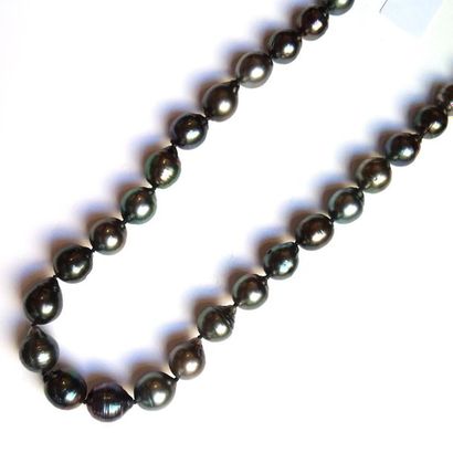 SAUTOIR composé de perles de Tahiti baroques....