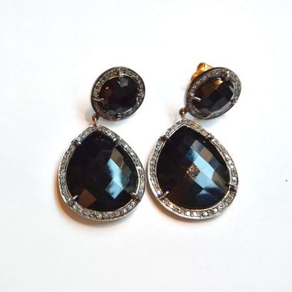 PAIRE DE PENDANTS D'OREILLE en argent patiné...
