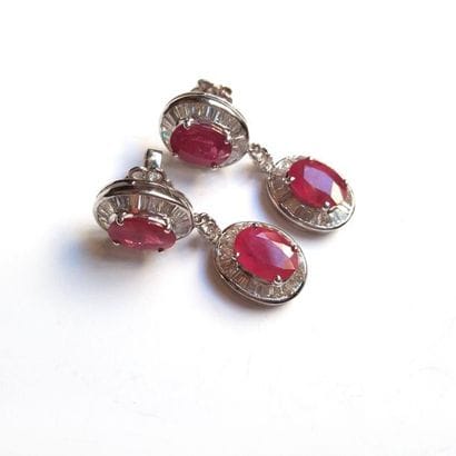 PAIRE DE BOUCLES D'OREILLE en or gris 18K...